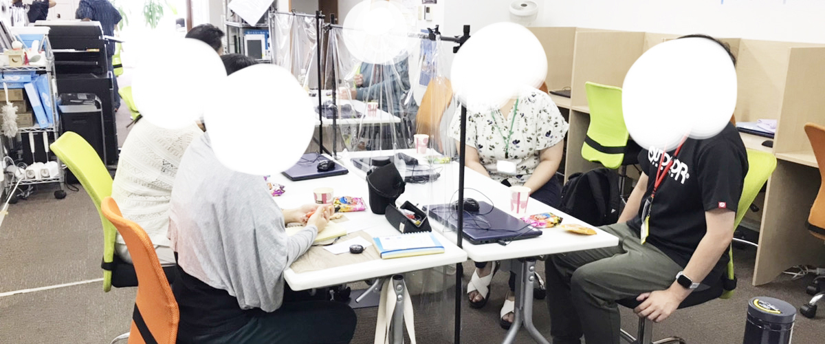 談笑する就職した卒業生と現役生