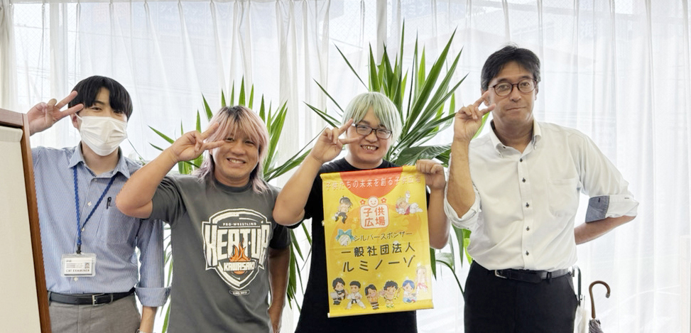 ルミノーゾ川崎登戸にご来所くださった、田村選手と今井選手。ルミノーゾの代表、施設長と4人で記念撮影